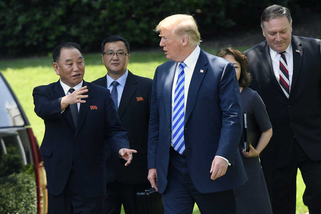 Presiden AS Donald Trump berbincang dengan utusan tertinggi Korut Kim Yong Chol usai melakukan pertemuan di Oval Office, Gedung Putih, Jumat, 1 Juni 2018 waktu setempat.