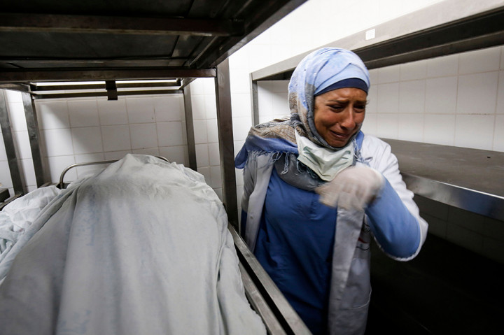 Ribuan warga melaksanakan salat jenazah saat pemakaman Razan al-Najjar (21), seorang sukarelawan Kementerian Kesehatan Gaza yang tertembak oleh tentara Israel. AFP/SAID KHATIB