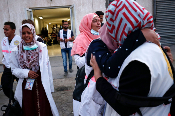 Sejumlah perawat menangis atas kematian rekannya Razan al-Najjar di rumah sakit Khan Yunis di Jalur Gaza selatan. AFP/SAID KHATIB