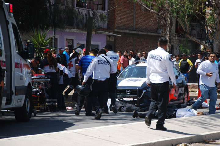 Belum diketahui motif penembakan di siang hari bolong tersebut.