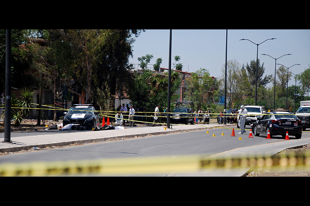 Media TV Televisa melaporkan, setidaknya tiga pria bersenjata yang mengendarai sebuah mobil berwarna putih, melepas tembakan ke para polisi tersebut. Setelah itu mereka langsung kabur dari lokasi kejadian. 

