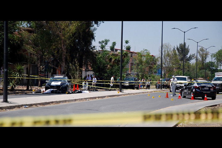 Media TV Televisa melaporkan, setidaknya tiga pria bersenjata yang mengendarai sebuah mobil berwarna putih, melepas tembakan ke para polisi tersebut. Setelah itu mereka langsung kabur dari lokasi kejadian. 

