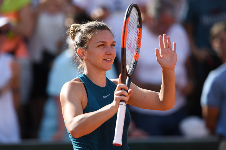 Dari pertandingan lainnya, unggulan pertama Simona Halep juga melangkah ke babak keempat. Halep lolos setelah menyingkirkan Andrea Petkovic di babak ketiga dengan skor 7-5, 6-0. AFP/ERIC FEFERBERG
