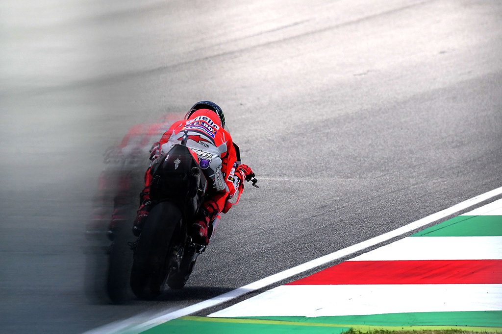 Lorenzo melesat sejak lap pertama dari posisi start kedua. Pemilihan ban depan yang tepat, slick-medium, menjadi kunci kemenangan pada balapan.