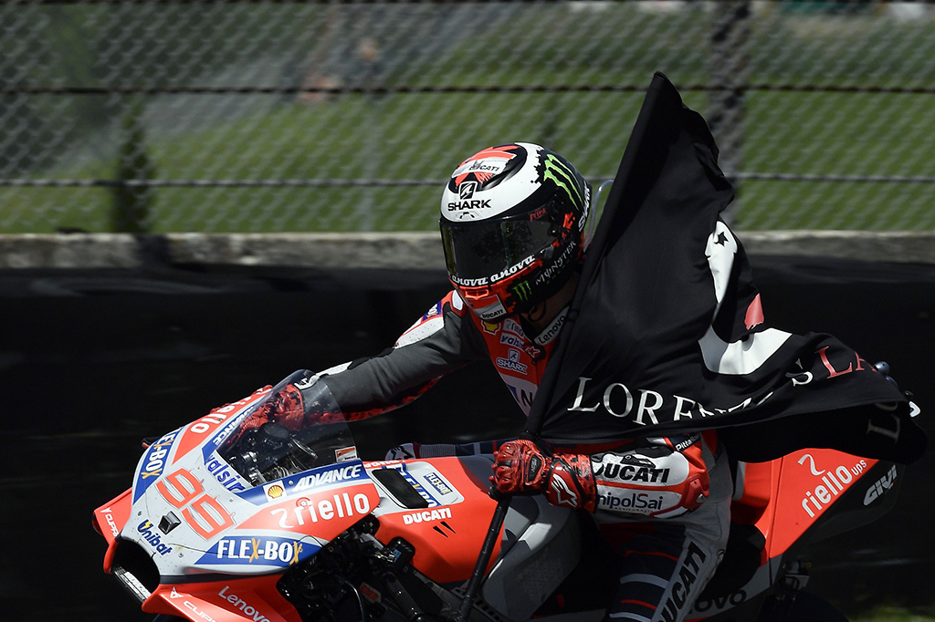 Lorenzo melahap 23 lap dalam waktu 41 menit 43,230 detik. Dia unggul sekitar enam detik dari pesaing terdekat Andrea Dovizioso dan Valentino Rossi. 