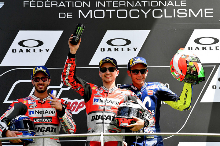 Lorenzo diapit dua pebalap Italia, Dovizioso dan Rossi.