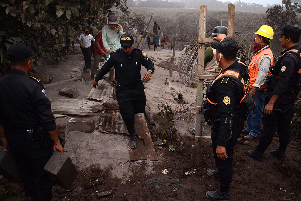 Gunung api bernama Volcan de Fuego ini memuntahkan aliran lava panas sepanjang 8 kilometer. AFP/NOE PEREZ