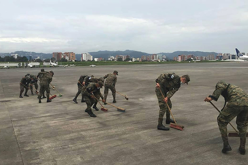 Otoritas penerbangan sipil setempat menyatakan para pekerja masih terus membersihkan landasan bandara dari abu vulkanis, agar bandara bisa kembali beroperasi. AFP/Guatemala National Army
