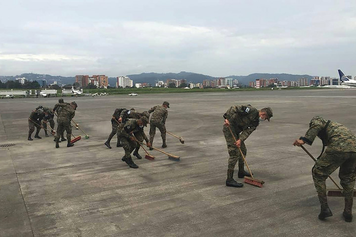 Otoritas penerbangan sipil setempat menyatakan para pekerja masih terus membersihkan landasan bandara dari abu vulkanis, agar bandara bisa kembali beroperasi. AFP/Guatemala National Army
