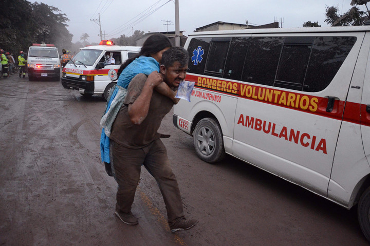 Gunung Fuego juga mengeluarkan kepulan asap juga abu pekat yang menghujani Guatemala City dan sekitarnya. AFP/NOE PEREZ

