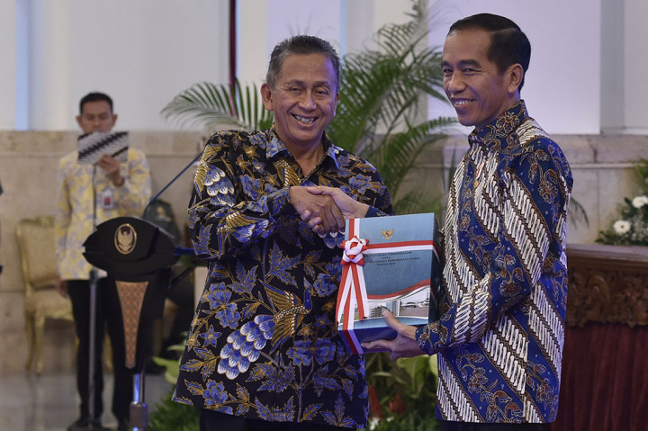 Presiden Joko Widodo menerima Laporan Hasil Pemeriksaan (LHP) atas Laporan Keuangan Pemerintah Pusat (LKPP) Tahun 2017 dari Badan Pemeriksa Keuangan (BPK) di Istana Negara.