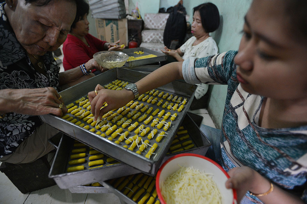 Pekerja menyelesaikan produksi kue kering di Industri kue rumahan Kwitang Pusaka, Jakarta. Antara Foto/Wahyu Putro A
