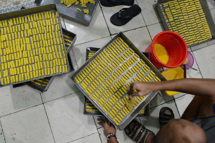 Produksi kue kering industri rumahan itu mencapai enam ton tersebut dipersiapkan untuk memenuhi permintaan jelang lebaran yang disalurkan ke agen untuk dipasarkan ke berbagai daerah di Indonesia. Antara Foto/Wahyu Putro A