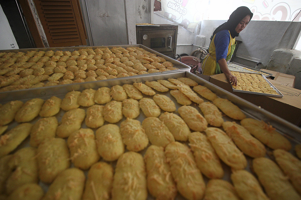 Jika di hari biasa Diah Cookies hanya berproduksi 10 hingga 20 toples saja perharinya, namun jelang hari raya ini produksi cookies meningkat mencapai hingga 300 toples perharinya. Antara Foto/Moch Asim