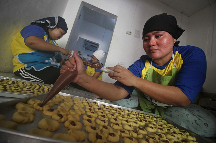 Selain di Jakarta, produksi kue kering di sejumlah daerah juga meningkat. Seperti di industri rumahan 