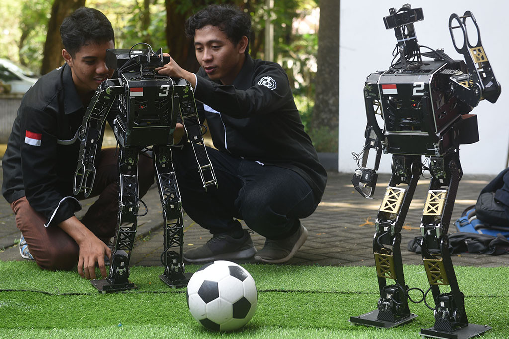 Tim Ichiro dari Institut Teknologi Sepuluh Nopember (ITS) mencoba robotnya di sela-sela pelepasan tim robot ITS untuk berlaga di RoboCup International 2018 MontrŽal Canada, di Kampus ITS, Surabaya, Jawa Timur.
