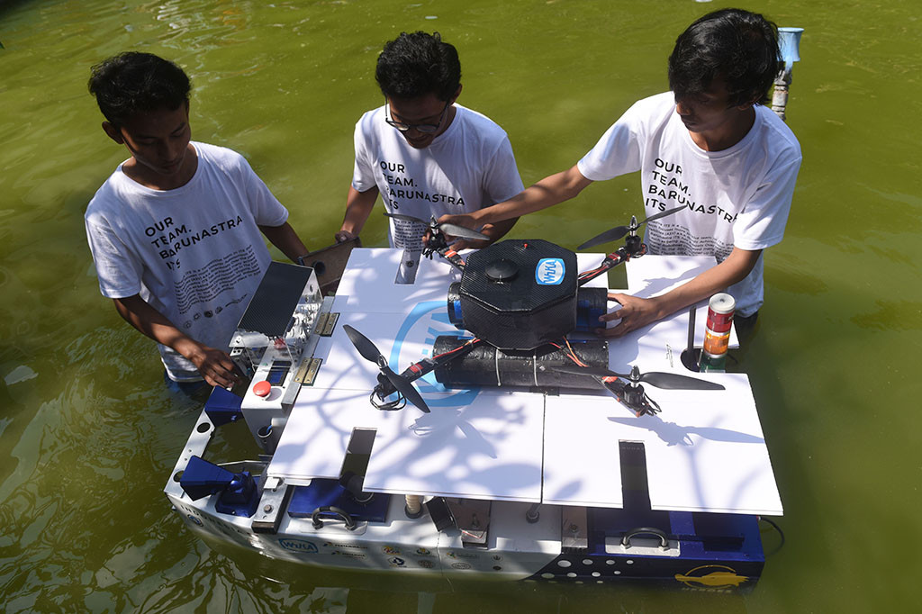 Tim Barunastra dari Institut Teknologi Sepuluh Nopember (ITS) mempersiapkan kapal tanpa awak untuk dipertunjukan di sela-sela pelepasan tim robot ITS untuk berlaga di RoboCup International 2018 MontrŽal Canada, di Kampus ITS, Surabaya, Jawa Timur.