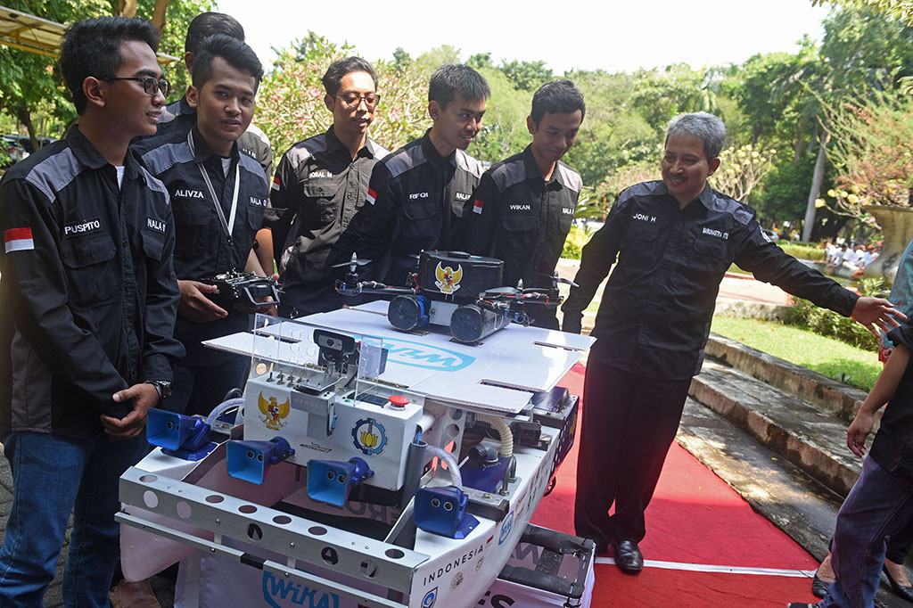Sebanyak tiga tim dari ITS Surabaya yakni tim Ichiro, tim Barunastra, dan tim Sapuangin diberangkatkan untuk berlaga pada ajang kompetisi robot tersebut. 