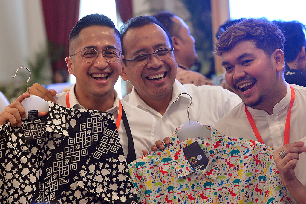 Mensesneg Pratikno (tengah) bersama artis Irfan Hakim (kiri) dan Indra Bekti memperlihatkan merchandise Asian Games 2018 sebelum dimulainya pertemuan dengan Presiden Joko Widodo di Istana Negara, Jakarta.