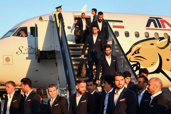 Para pemain timnas Iran turun dari pesawat saat tiba di Bandara Vnukovo, Rusia, Selasa, 5 Juli 2018. Irang menjadi tim pertama yang tiba di Rusia untuk mengarungi Piala Dunia 2018.