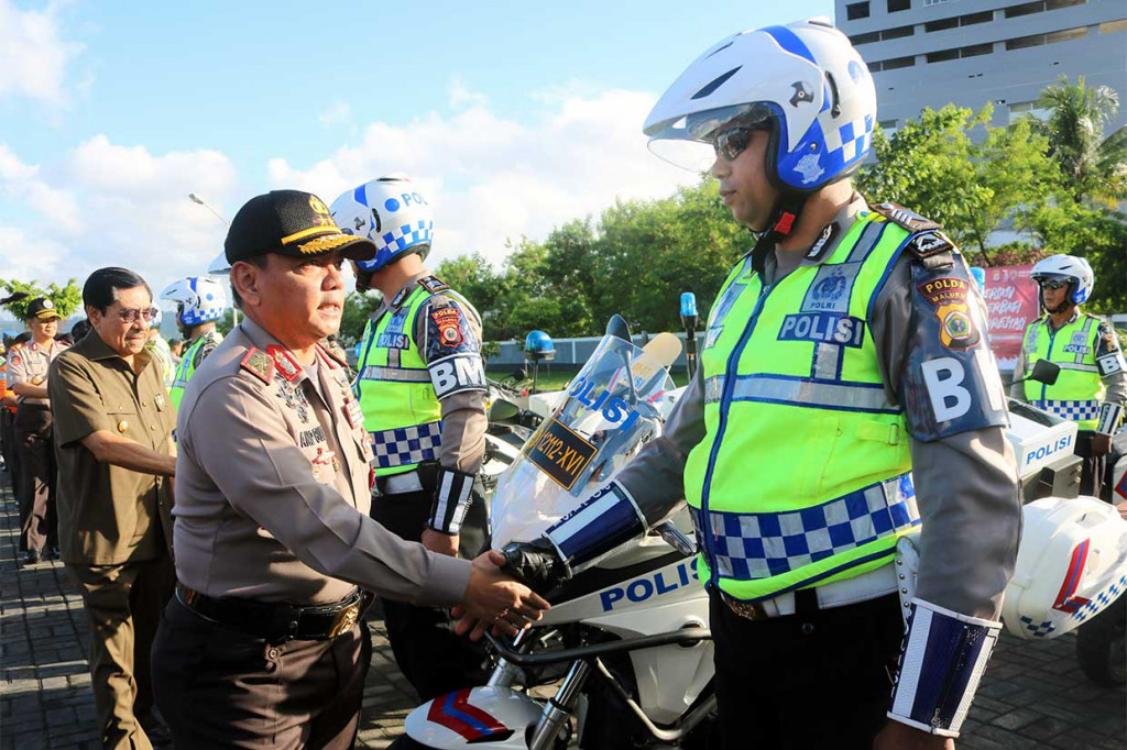 Apel Operasi Ketupat juga berlangsung di sejumlah daerah, di antaranya di Ambon, Maluku. Kapolda Maluku Irjen Andap Budhi Revianto (kedua kiri) bersama Pelaksana Tugas Gubernur Maluku Zeth Sahuburua (kiri) menyalami personel Polda Maluku saat Apel Gelar Pasukan Operasi Ketupat Siwalima 2018 di Lapangan Polda Maluku, Tantui, Ambon. Operasi tersebut melibatkan 7.916 personel. 