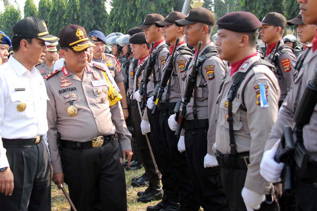 Kapolda Lampung Irjen Suntana (kedua kiri) bersama Pelaksana Tugas Gubernur Lampung Didik Suprayitno memeriksa pasukan dan kendaraan dinas saat Apel Gelar Pasukan Operasi Ketupat Krakatau 2018 di lapangan Korpri Provinsi Lampung. Operasi Ketupat Krakatau 2018 melibatkan 173.397 personel gabungan TNI-Polri dan Dinas Perhubungan.