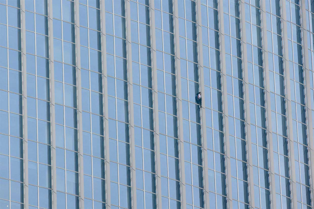 Alain Robert tengah berusaha memanjat gedung Lotte World Tower di Seoul, Korsel, Rabu, 6 Juni 2018.