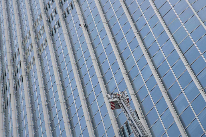 Pria yang juga sering disebut Spiderman atau manusia laba-laba tersebut dicegat di lantai 75 saat berusaha mencapai puncak gedung pencakar langit setinggi 123 lantai itu.