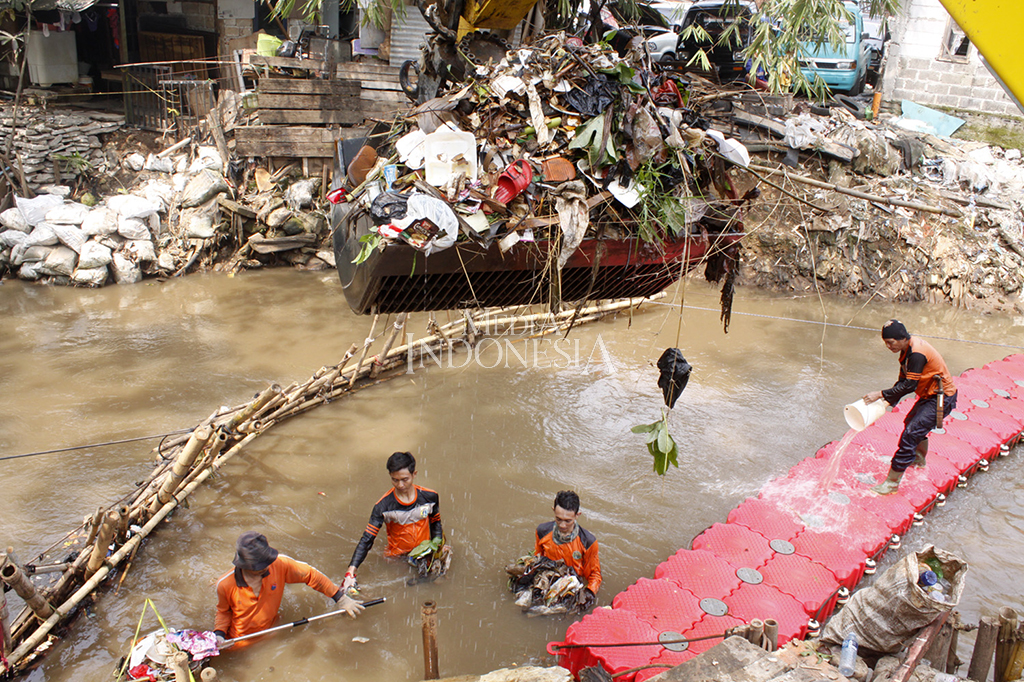 Petugas UPK Badan Air Dinas Kebersihan Provinsi DKI Jakarta mengeruk dan membersihkan sampah yang menyumbat aliran Kali Krukut di Jalan Margasatwa, Jakarta Selatan.