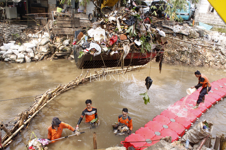 Petugas UPK Badan Air Dinas Kebersihan Provinsi DKI Jakarta mengeruk dan membersihkan sampah yang menyumbat aliran Kali Krukut di Jalan Margasatwa, Jakarta Selatan.