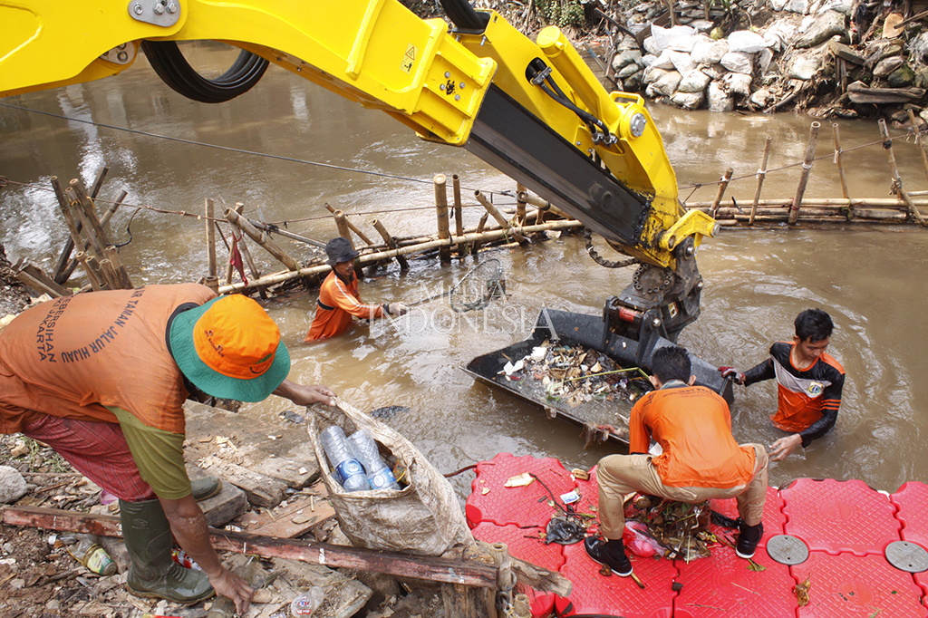 Pengerukan sampah tersebut untuk memperlancar aliran Kali Krukut sebagai antisipasi mencegah banjir.