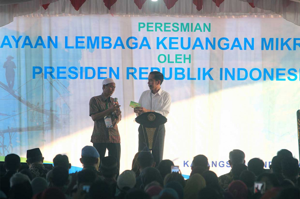 Presiden Joko Widodo berdialog dengan nelayan saat peluncuran pembiayaan lembaga keuangan mikro untuk nelayan di Karangsong, Indramayu, Jawa Barat, Rabu, 6 Juni 2018.