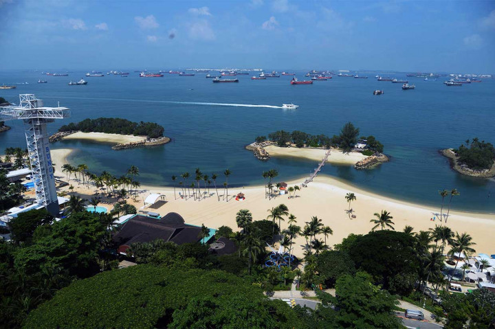 Sentosa juga dikenal sebagai pulau orang-orang terkaya di Singapura. Harga perumahan mewah yang menghadap ke laut di pulau itu, misalnya, dapat mencapai sekitar Rp402 miliar.