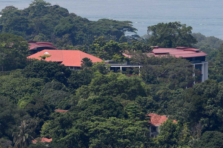 Lokasi Hotel Capella sendiri agak terpencil sehingga pengamanannya dianggap akan lebih mudah. Luas lahan hotel itu sekitar 12 hektare dengan 112 kamar bergaya kolonial. 