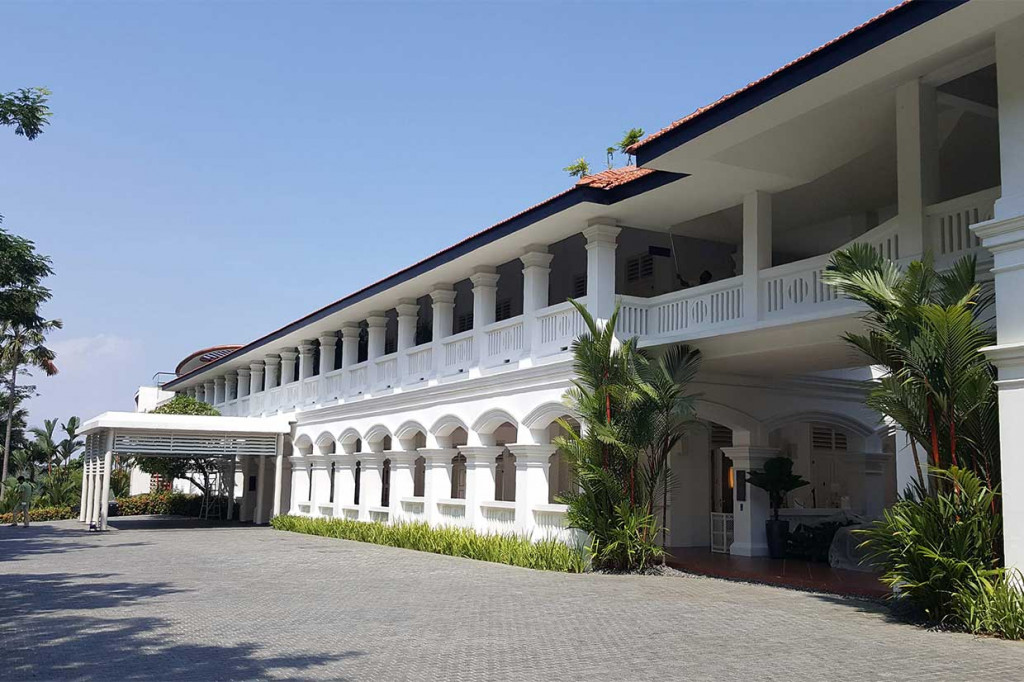 Kalau menginap, orang harus membayar sekitar Rp7 juta per malam untuk tipe kamar paling sederhana. Untuk tipe ruangan mewah dengan tiga kamar tidur, biaya menginap per malam bisa mencapai sekitar Rp100 juta.