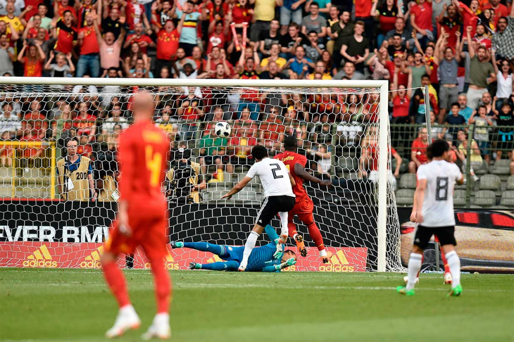 Tuan rumah membuka keunggulan pada menit ke-27 lewat sepakan Romelu Lukaku. Lukaku menyambar bola muntah tendangan Hazard yang dihalau kiper Mesir  Essam El-Hadary.