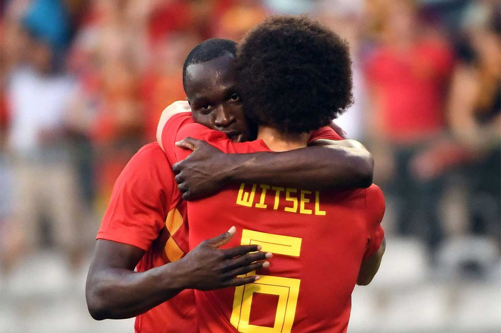 Lukaku melakukan selebrasi bersama Axel Witsel.