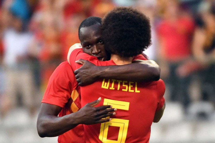 Lukaku melakukan selebrasi bersama Axel Witsel.