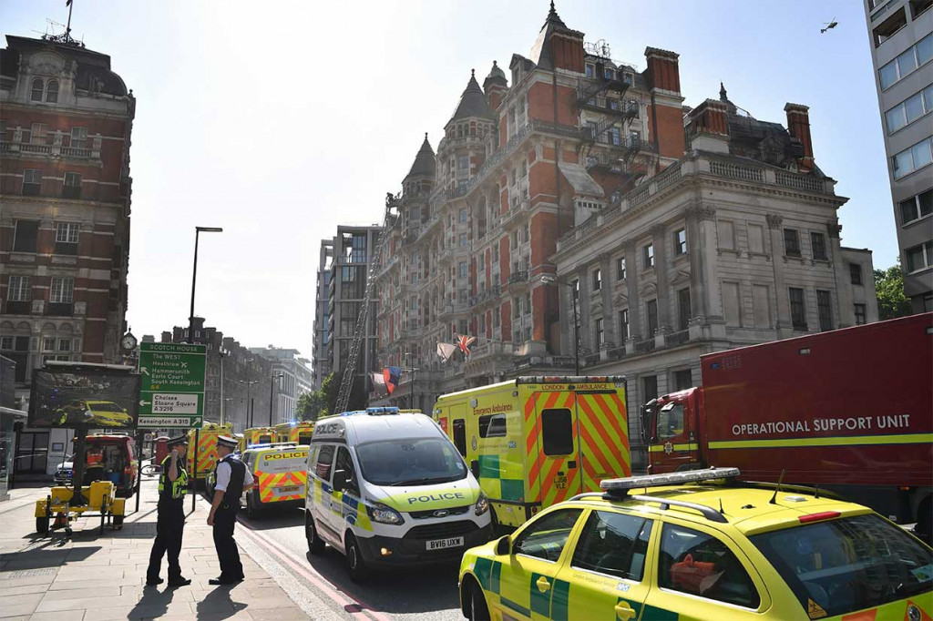 Puluhan tamu dan ratusan karyawan telah dievakuasi saat kebakaran terjadi.