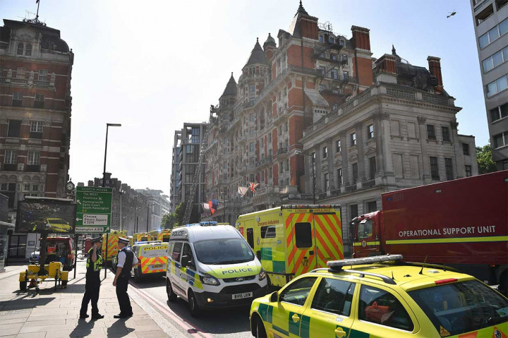 Puluhan tamu dan ratusan karyawan telah dievakuasi saat kebakaran terjadi.