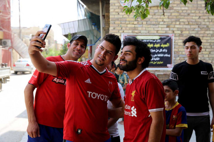 Setiap berjalan-jalan di lingkungan Hurriya, Baghdad, Hussein Ali selalu dihentikan oleh warga yang meminta foto dengannya. Meski dia sendiri seorang striker untuk klub Al-Zawraa, kemiripan Ali dengan Salah-lah yang menarik perhatian warga yang menjumpainya.