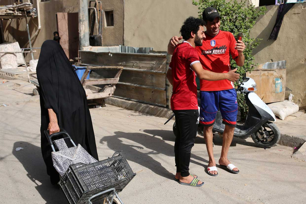 Saat Salah mencapai ketenarannya di Liverpool, Ali mulai mengenakan kaos merah The Red dan tidak dapat meninggalkan rumahnya tanpa dihentikan untuk dimintai foto, atau didekati penggemar sepak bola yang mengira dia sebagai bintang Mesir tersebut.  