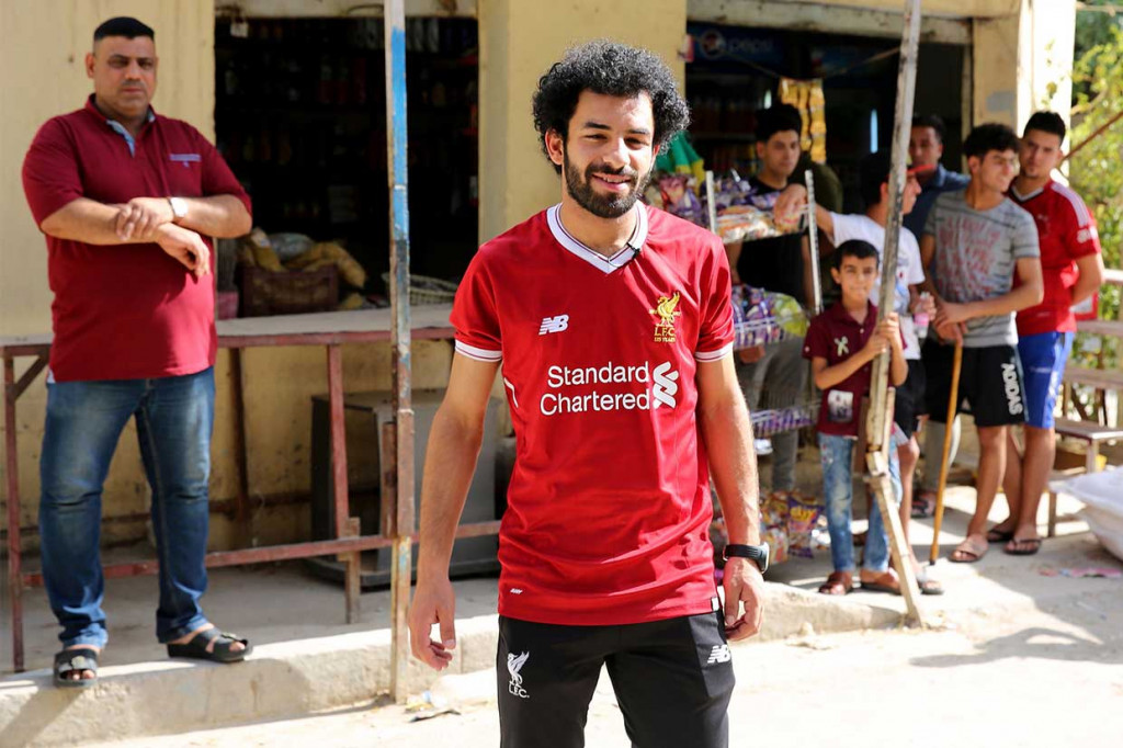 Saat turun ke lapangan pun, Ali selalu menarik perhantian. 