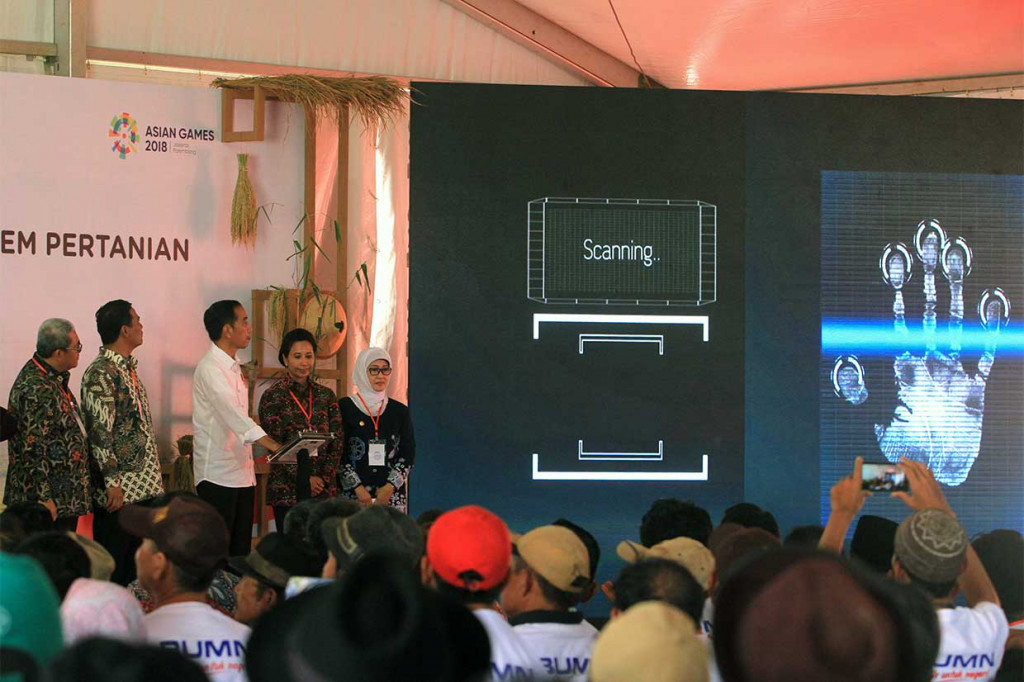 Presiden Joko Widodo (tengah) disaksikan Menteri BUMN Rini M Soemarno (kedua kanan), Menteri Pertanian Andi Amran Sulaiman (kedua kiri), Gubernur Jawa Barat Ahmad Heryawan (kiri), dan Bupati Indramayu Anna Sophana meresmikan program Kewirausahaan Pertanian dan Digitalisasi Sistem Pertanian di Desa Majasari, Sliyeg, Indramayu, Jawa Barat, Kamis, 7 Juni 2018.