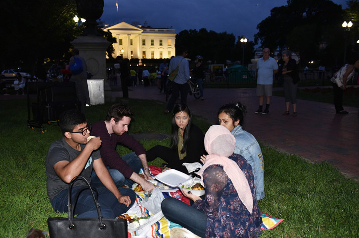 Umat muslim AS berbuka puasa di Lafayette Square dekat Gedung Putih. Sebenarnya Gedung Putih juga mengundang komunitas Muslim di AS, namun mereka memutuskan tidak hadir. Afp Photo/Mandel Ngan
