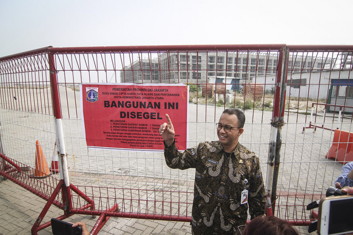 Gubernur DKI Jakarta Anies Baswedan meninjau penyegelan di Pulau D reklamasi Teluk Jakarta, Jakarta.