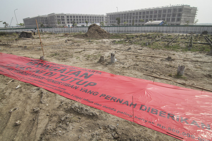 Spanduk penyegelan terpasang di lahan pembangunan pulau reklamasi Teluk Jakarta, Jakarta.