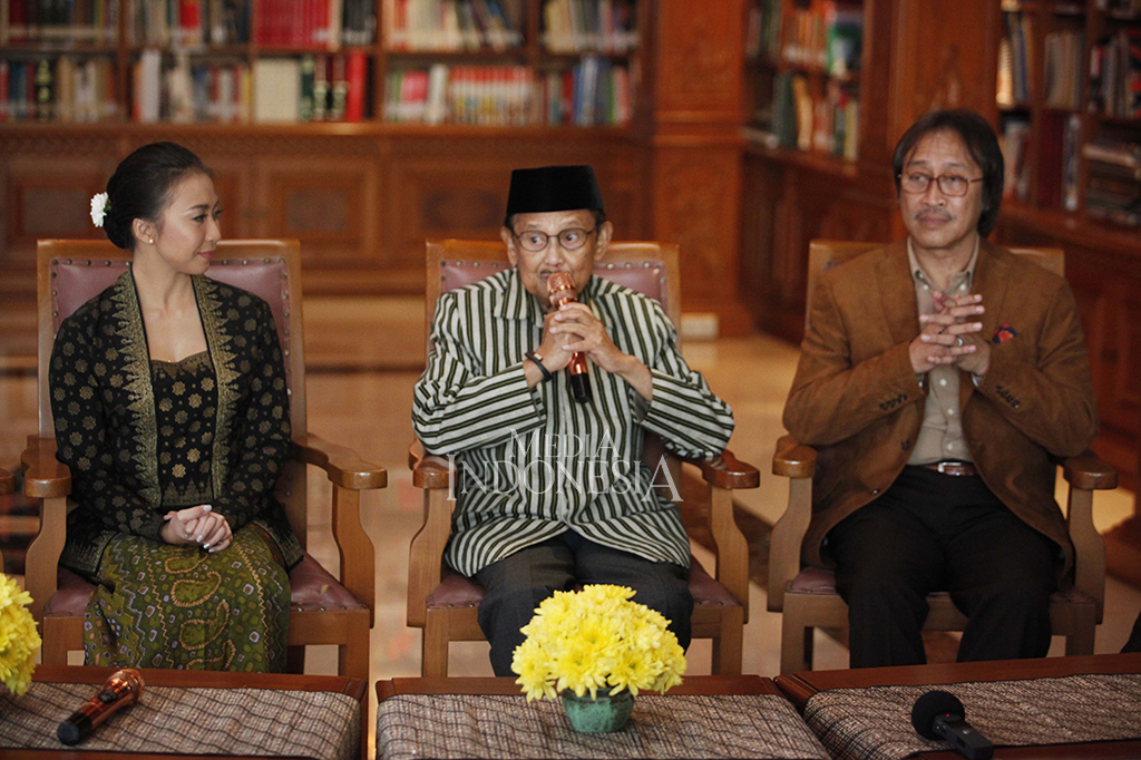 Presiden ketiga sekaligus penulis cerita, BJ Habibie (tengah) bersama para pendukung acara (dari kiri) aktris Andrea Miranda dan komponis Purwatjaraka menyampaikan keterangan pers perihal Opera Ainun di Perpustakaan Habibie-Ainun, Jakarta.