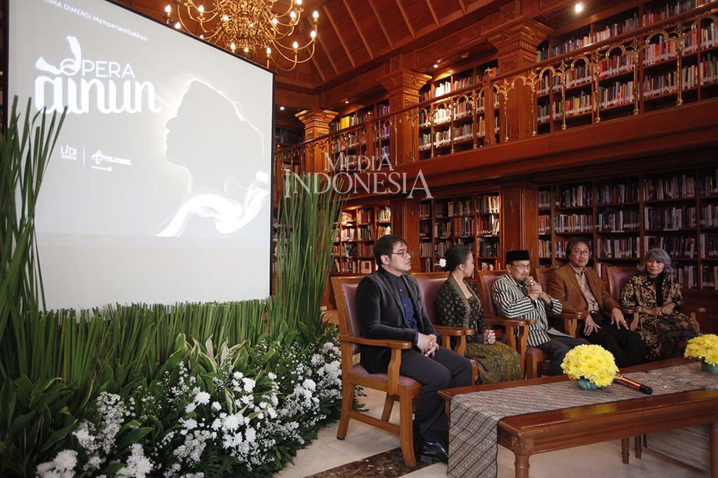 Di atas panggung opera, Opera Ainun kali ini bukanlah yang pertama kali. Sebelumnya, Opera Ainun pernah dipentaskan pada Mei 2017. Namun untuk versi terbaru pada September nanti, akan ada sejumlah perbedaan.

