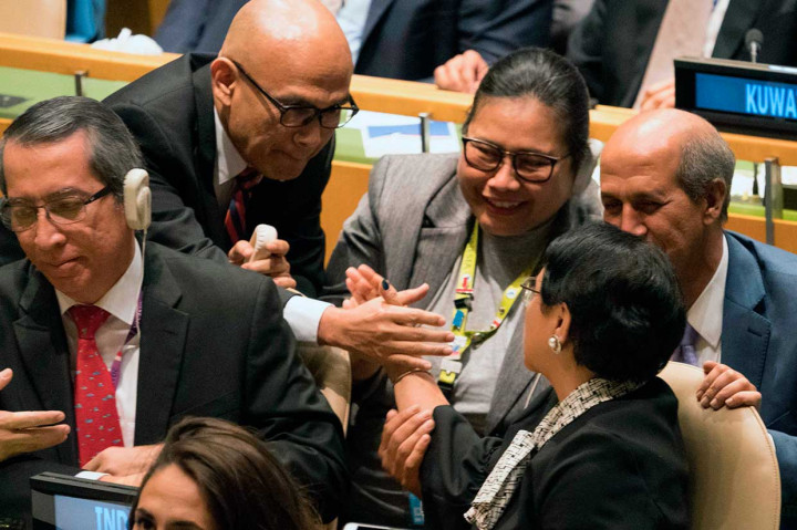 Menteri Luar Negeri RI Retno Marsudi (kanan) mendapat ucapan selamat setelah Indonesia terpilih sebagai anggota tidak tetap DK PBB periode 2019-2020, di Majelis Umum PBB, di New York, Jumat, 8 Juni 2018 malam WIB. 